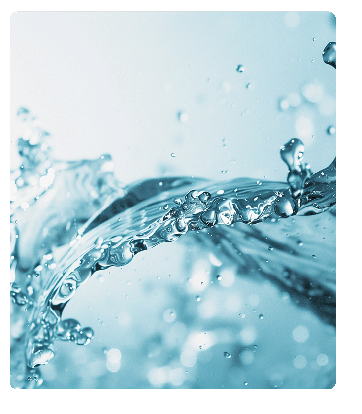 Getto d’acqua limpida in movimento su sfondo azzurro sfocato, con gocce e riflessi che trasmettono freschezza e dinamismo.