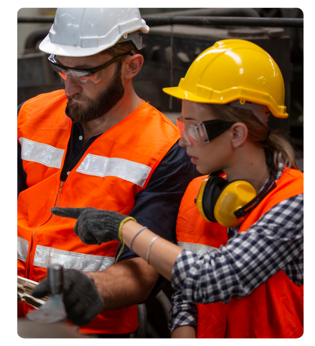 uomo e donna al lavoro in cantiere uomo e donna al lavoro in cantiere